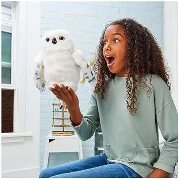 Wizarding World Harry Potter, Enchanting Hedwig Interactive Owl with Over 15 Sounds and Movements and Hogwarts Envelope, Kids Toys for Ages 5 and up
