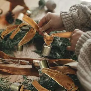 Hungdao 6 Yards Brown Velvet Christmas Tree Ribbon Garland with Rusty Jingle Bell Neutral Rustic Christmas Bell Garland Cozy Decorative for Xmas Tree Fireplace Holiday Wedding Mantle Indoor Decor