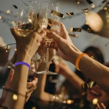 Muka 24 PCS Silicone Wristbands for Adults, Social Distancing Colored Wristbands Silicone Wristbands - Red Yellow Green