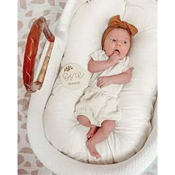 Linen Perch Monthly Milestone Discs- Wooden Milestone Cards - Newborn Baby Monthly Photo Props - Birth Announcement - Set of 13 Engraved Discs (4" Diameter) - Linen Gift Bag (English)