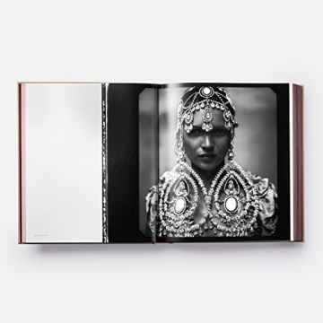 Wonderland by Annie Leibovitz - Stunning Photography Anthology
