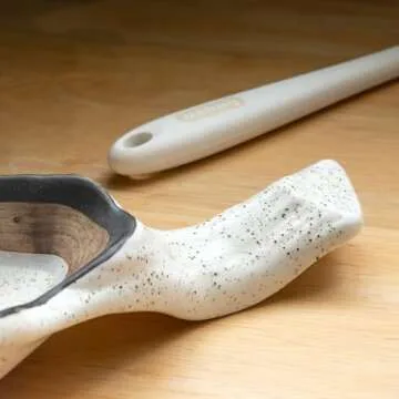 LINXUXIE Large Ceramic Spoon Rest for Stove Top, Oyster Shell-Shaped with Handle Stable Glaze Sauce Tray Porcelain Utensil Spoon Holder for Kitchen Counter Dining Table Decor Easy Clean (Beige)