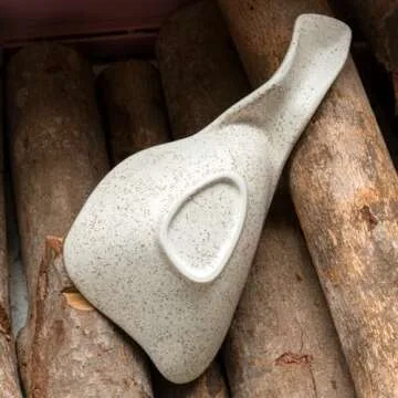 LINXUXIE Large Ceramic Spoon Rest for Stove Top, Oyster Shell-Shaped with Handle Stable Glaze Sauce Tray Porcelain Utensil Spoon Holder for Kitchen Counter Dining Table Decor Easy Clean (Beige)