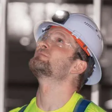 Klein Tools 56064 Rechargeable Auto-Off LED Headlamp, Silicone Strap, 400 lms, All-Day Runtime, for Work, Running, Outdoor Hiking, Camping