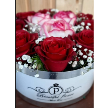 باکس گل رز قرمز و سفید رمانتیک