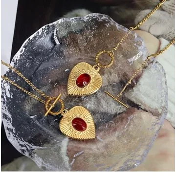 UniLogue Vintage Heart Necklace | Unique Red Agate Jewelry
