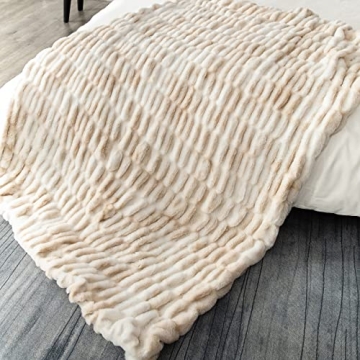 Luxurious Faux Fur Throw Blanket for Couch & Bed