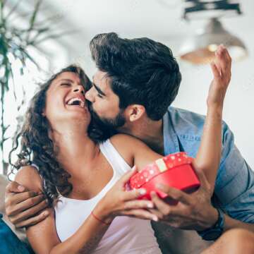 "Romantic Delights: Top Gift Ideas for Girlfriends🎁