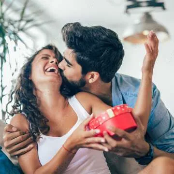 "Romantic Delights: Top Gift Ideas for Girlfriends🎁