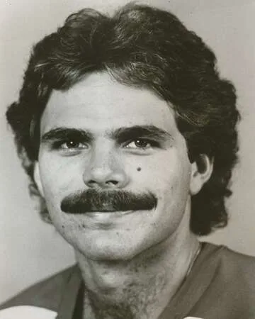 Mike Gartner Reaches 700 Goals in the NHL