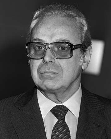 Historic Meeting Between UN Secretary-General Javier Pérez de Cuéllar and Saddam Hussein