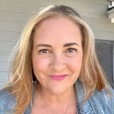 Courtney Loves a Soirée