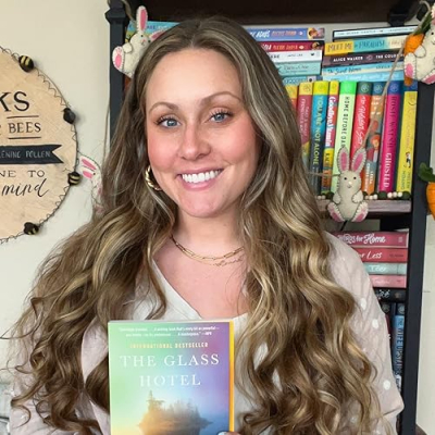 Laura Hickey @travelingbookshelf Profile