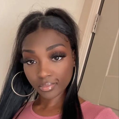 Molly Bee👑 Profile