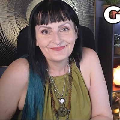 YouTube tarot reader: Deborah van Niekerk Profile