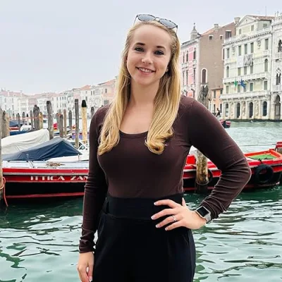 Catherine E. Reviews 🌼