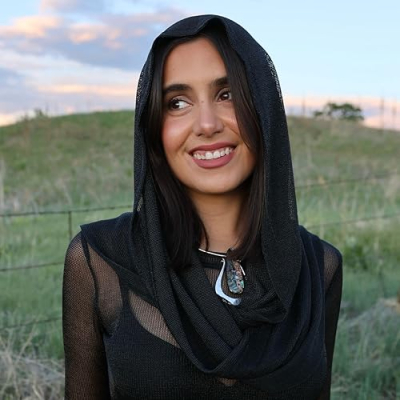 Valerie Cardenas | Fashion, Beauty & Festivals Profile